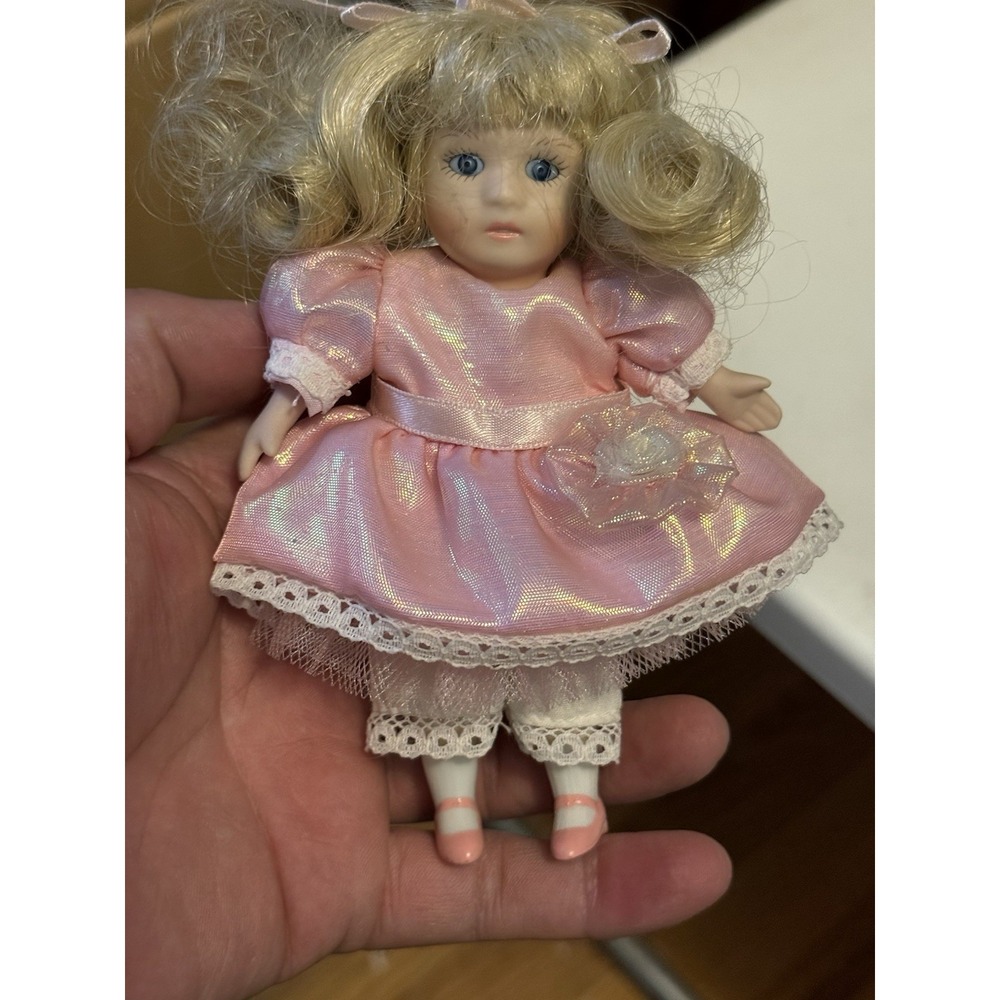 Marie Osmond Fine Porcelain HAPPY BIRTHDAY Greeting Card Doll